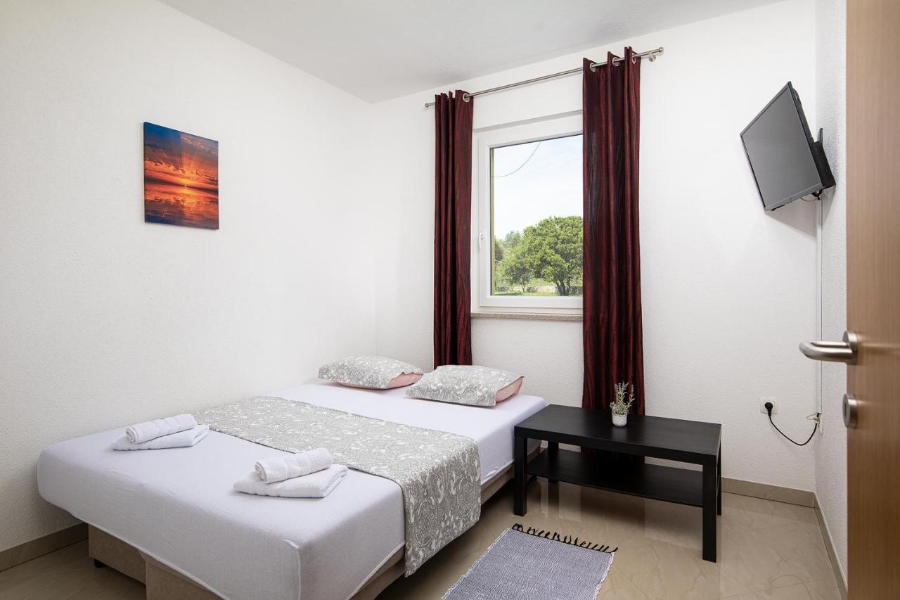 Apartmani Mirna Luka Pomer Exterior photo